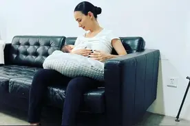 卢靖姗产后3月拍时尚大片，大秀美背直角肩，女儿探班妈妈超有爱图片