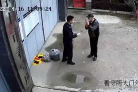 湖北公安：襄阳男子刑满释放三天后，赶了100多公里山路到看守所感谢民警图片