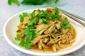 教你营养好吃的香菜豆皮，简单炒一炒，清爽美味，家人特喜欢图片