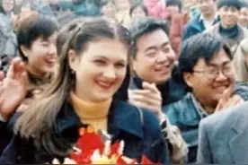 乌克兰美女远嫁河南，丈夫早逝后执意留中国，守寡15年带大3个娃图片