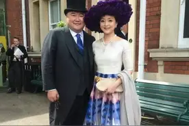 杨澜和老公高调同框，穿连衣裙高贵端庄阔太范儿十足，老公显油腻图片
