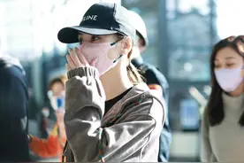 阿娇穿一身休闲套装走机场，舒适又减龄，41岁了气质很出众图片