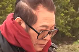 李连杰老态龙钟，成龙断崖式衰老，曾毁容年近半百的他却依旧年轻图片