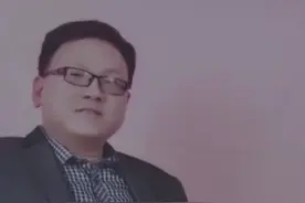 32岁的丈夫掉进油锅被烫熟，全身重度烧伤，妻子不惜割皮也要救他图片