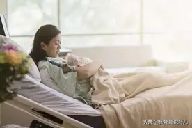 宝宝喜欢趴在宝爸宝妈身上睡，画面很温馨，但对宝宝发育影响很大图片
