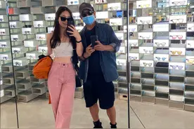 李连杰陪妻女逛街，打扮帅气状态回春，定居欧洲疑仍未改回国籍图片