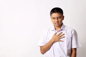 17岁高中生突发胸痛10天，心肺检查没发现问题，到底是什么病？图片