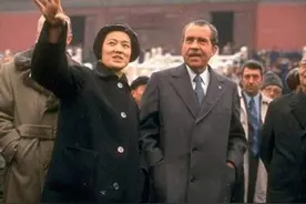 1972年，章含之和尼克松的合影，那年她37岁，举止端庄，气质不凡图片