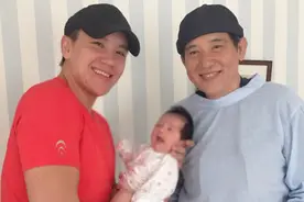 76岁秦汉现身公园，陪4岁孙女玩滑板车，孙女呆萌可爱很像爷爷图片