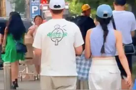 马龙夫妇送完孩子步行回家，小腿晒伤痕迹明显，夏露小蛮腰好吸睛图片