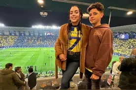 贤内助！乔治娜带大儿子看C罗比赛！这对母子相差16岁，五官神似图片