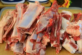 1块羊排，2种秘制吃法，鲜嫩美味没有膻味，吃肉喝汤太过瘾了图片