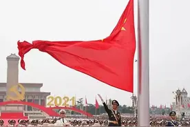 7781次升降旗后，农民的儿子选择回归土地，现在他依然会在家中小院升旗图片