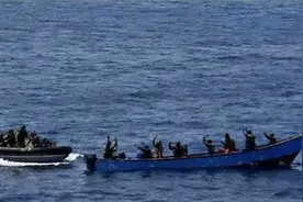 2010年，索马里海盗劫持迪拜货船，2年无人来赎，还要养22名人质图片