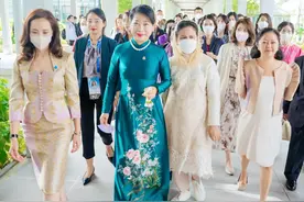 APEC峰会太太团！日本夫人穿碎花裙太显嫩，菲律宾夫人红裙惊艳图片