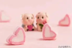 为什么大多数男人在接吻时，手总喜欢放在对方后背上？图片