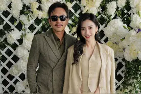 邓超Angelababy同框合影 梦回当年跑男“叔侄组合”图片