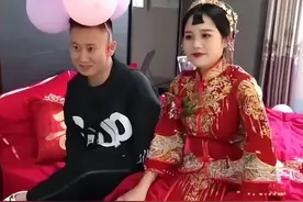 女子当新娘，坐姿豪放有气场，新郎乖乖靠肩上：婚后当家没商量图片