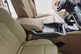 手把手教你安装别克GL8嵌入式扶手箱图片