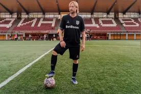 尴尬！普鲁申科上演足球首秀，打进点球，跳跃庆祝耍帅意外受伤图片