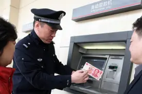 江西男子在银行取出假钞,银行不承认,男子以其人之道还治其人之身图片