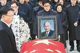 作为资本家，霍英东的灵柩凭什么可以覆盖国旗？图片