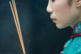 到寺庙烧香拜佛有很多讲究，有好几个“规矩”需牢记，一般都不懂图片