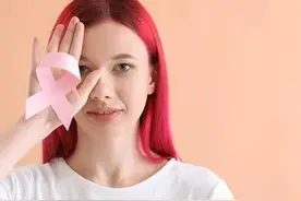 胸部不能乱揉，不仅不会变大，还有两个危害，别再虐待自己胸部了图片