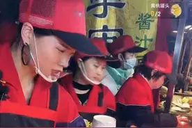 “摆摊年入百万”的新闻主角个个妆容精致，完全看不到繁忙和疲劳图片