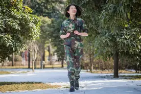 又飒又美！从火箭军退役后考研成功的她，现在去西藏了图片