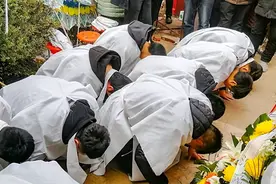 参加丧礼活动，在灵前向逝者磕四个头，怎么磕图片