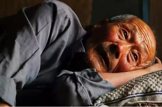 湖北一老汉自制棺材穿寿衣，喝农药孤独死去，离世前留下8个字