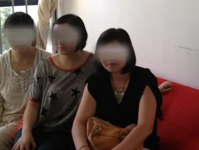 画面不堪入目！“人奶交易”乱象，成年人竟然能躲在怀里喝奶？
