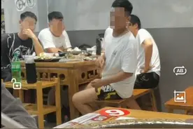女子就餐称被邻桌男频频直勾勾看 临走喊服务员“见证”用酸梅汁泼对方；网友：一泼虽爽易遭报复，应选择报警图片
