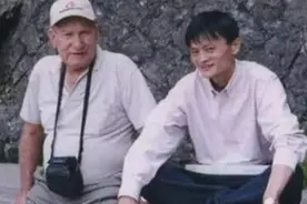 1985年，一对父子每年资助马云400元上学，马云是如何报恩的？图片