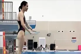 跳水皇后吴敏霞给女儿做示范，退役后罕见穿上泳衣图片