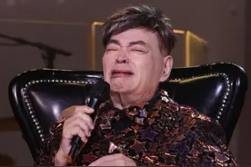 知名歌手病痛缠身仍开唱！演出前突然怪叫，行动不便全程坐着表演图片