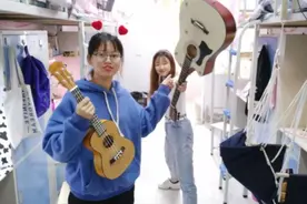 西安某大学因疫情封校，女生在寝室自制麻将，网友：幺鸡是精髓图片