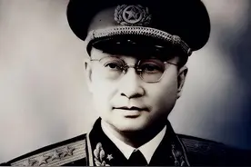 1945年，陈赓当选中央候补委员，拍了拍毛主席的肩：啥叫候补啊？图片