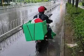 直击暴雨中的配送骑手：一天送菜80多趟，最远跑了100公里图片
