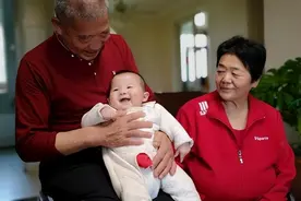 5年前，山东67岁大妈意外怀孕，扬言不会麻烦儿女，如今怎样了？图片