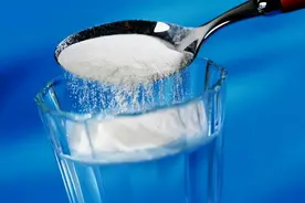 为何一斤盐溶于一斤水，难以得到两斤总重？爱因斯坦：质量即能量图片