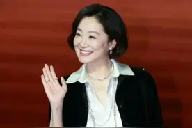 被69岁林青霞的打扮惊艳了！发烫卷、衣成套穿，优雅迷人有气质图片