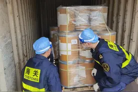 浦东集装箱监管站查获瞒报疑似危险货物1070kg，海关查获并移送到危化品专用仓库图片