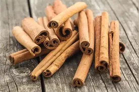 桂皮是桂花树还是桂圆树的皮？它被剥皮以后树还能活吗？图片