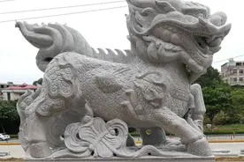 大鹏石材说：怎么分辨寺庙里石雕麒麟跟石雕貔貅的区别图片