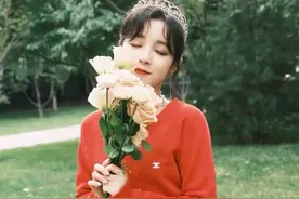 王嘉尔宋雨琦疑似恋情曝光，男方送宋雨琦玫瑰花，曾戴过情侣手链图片