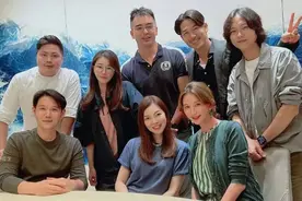 富士康老板娘开生日趴，林志玲带老公及哥哥参加，众人亲密同框图片