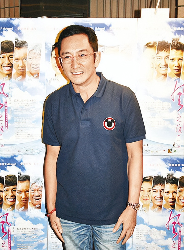 图片,石洋子携女儿吃火锅,12岁猪猪遗传美貌基因,吴启华每年付百万