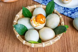 腌鸭蛋的土方子，不用盐水不用裹泥，30天就腌好，个个流油起沙图片